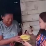 “Heart of Gold: Flood Victim’s Selfless Act Brings Journalist to Tears – A Moment the World Won’t Fo...